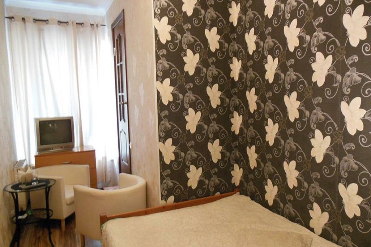 Individually furnished, blackout curtains, iron/ironing board, free WiFi