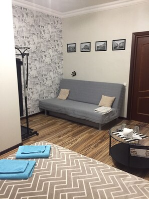 家庭雙人房, 1 張加大雙人床和 1 張沙發床 | 布置獨特、遮光布/窗簾、熨斗/熨衣板、免費無線上網