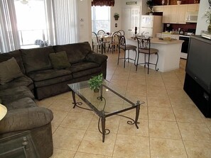 Family Townhome, Private Pool, Garden Area | Living room