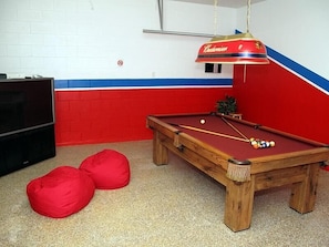 Maison mitoyenne Familiale, bain à remous, côté jardin | Salle de jeux
