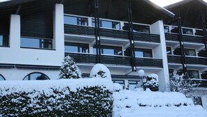 A multi-story building with balconies and large windows. - Hotel Schloss Berg (Berg)