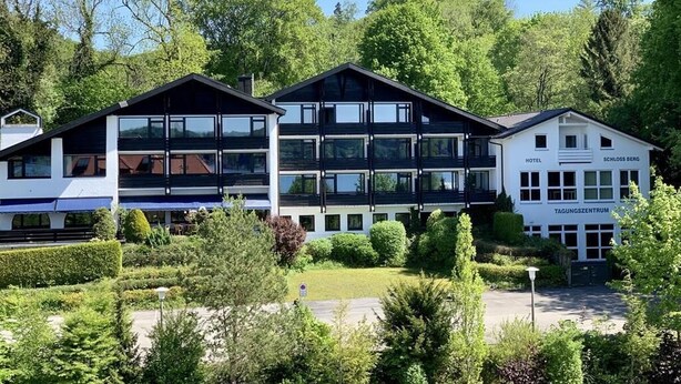 A hotel with a modern design, featuring multiple floors and large windows. - Hotel Schloss Berg (Berg)