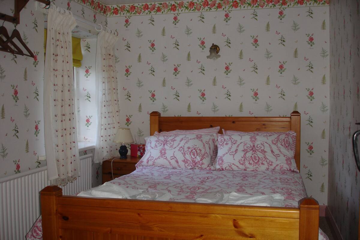 In-room safe, blackout curtains, free WiFi, bed sheets