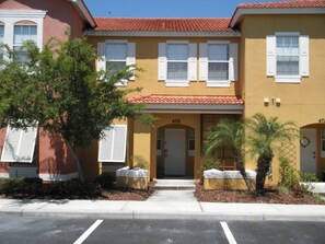 Townhouse Keluarga, balkon, area taman | Bagian depan properti