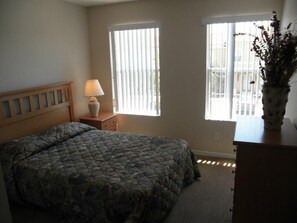 Townhouse Keluarga, balkon, area taman | 3 kamar tidur dan didekorasi berbeda-beda