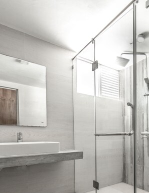 標準雙人或雙床房, 2 張單人床, 非吸煙房 | 浴室 | 淋浴設備、雨淋花灑、免費梳洗用品、風筒