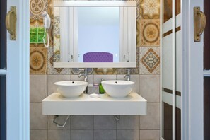 Bathroom - Hotel Ginebra (Barcelona)