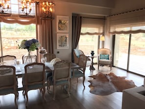 Villa | Área de sala de estar | Televisión de plasma y chimenea 
