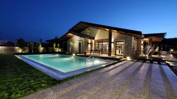 Bagian depan properti - sore/malam