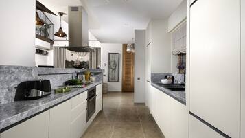 Vila, 5 kamar tidur | Dapur kecil pribadi | Lemari es besar, microwave, oven, dan kompor