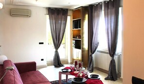 Appartement, 1 slaapkamer | Woonruimte | Een televisie