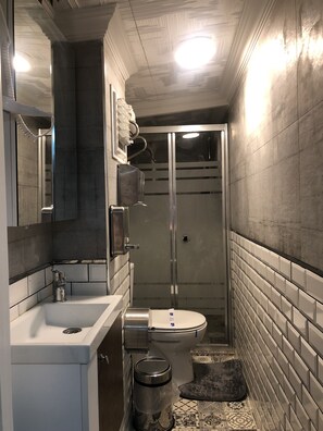 Shower, rainfall showerhead, free toiletries, hair dryer - Lizzia Butik Otel (Istanbul)