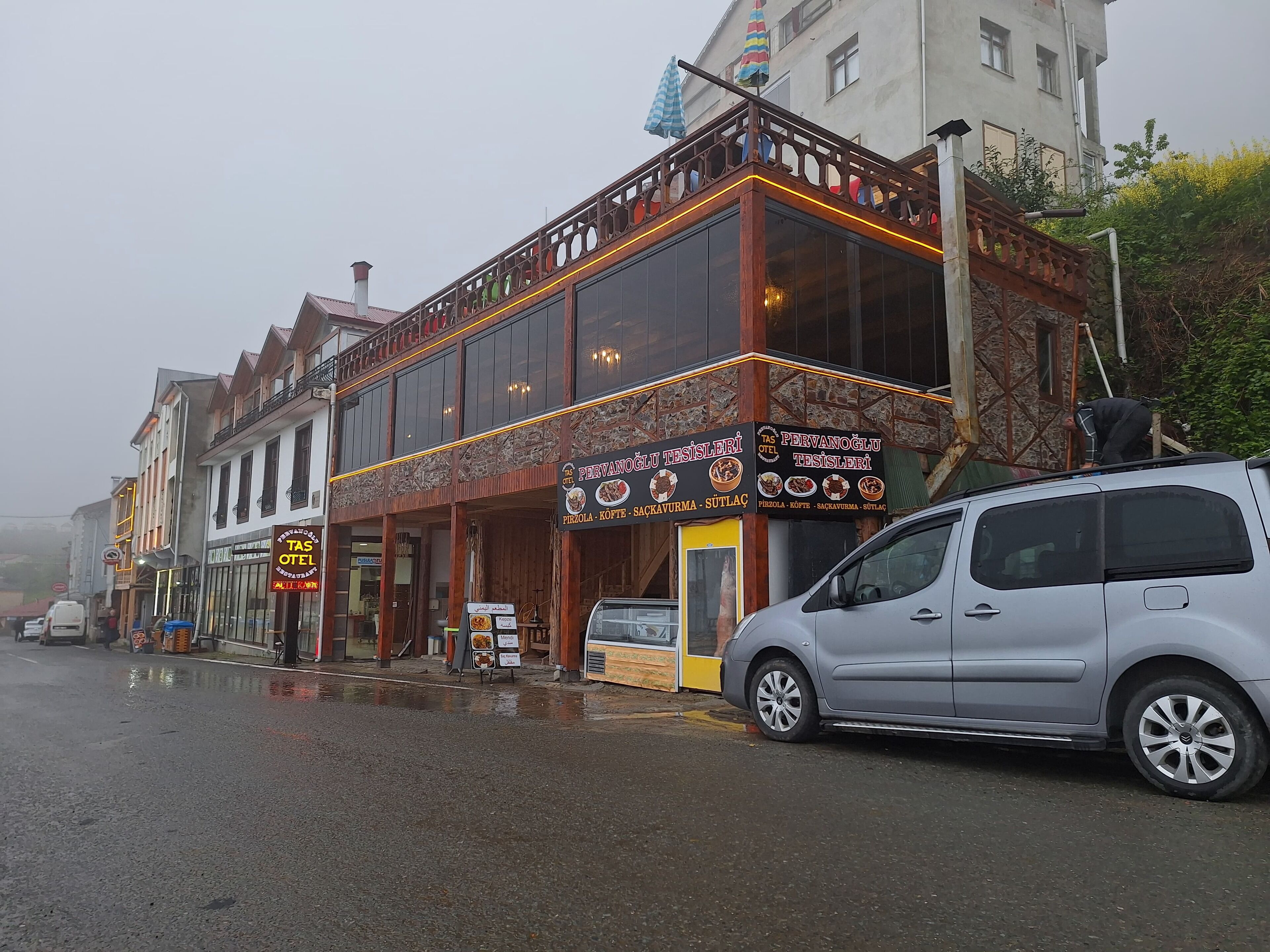 breakfast, lunch and dinner served