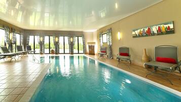 Innenpool, geöffnet von 07:00 Uhr bis 22:00 Uhr, Liegestühle