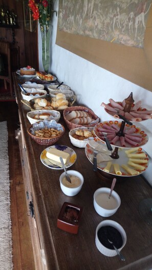Café da manhã com buffet grátis todos os dias
