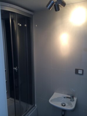 Shower, towels - Studio Rental Central Warsaw (Warsaw)