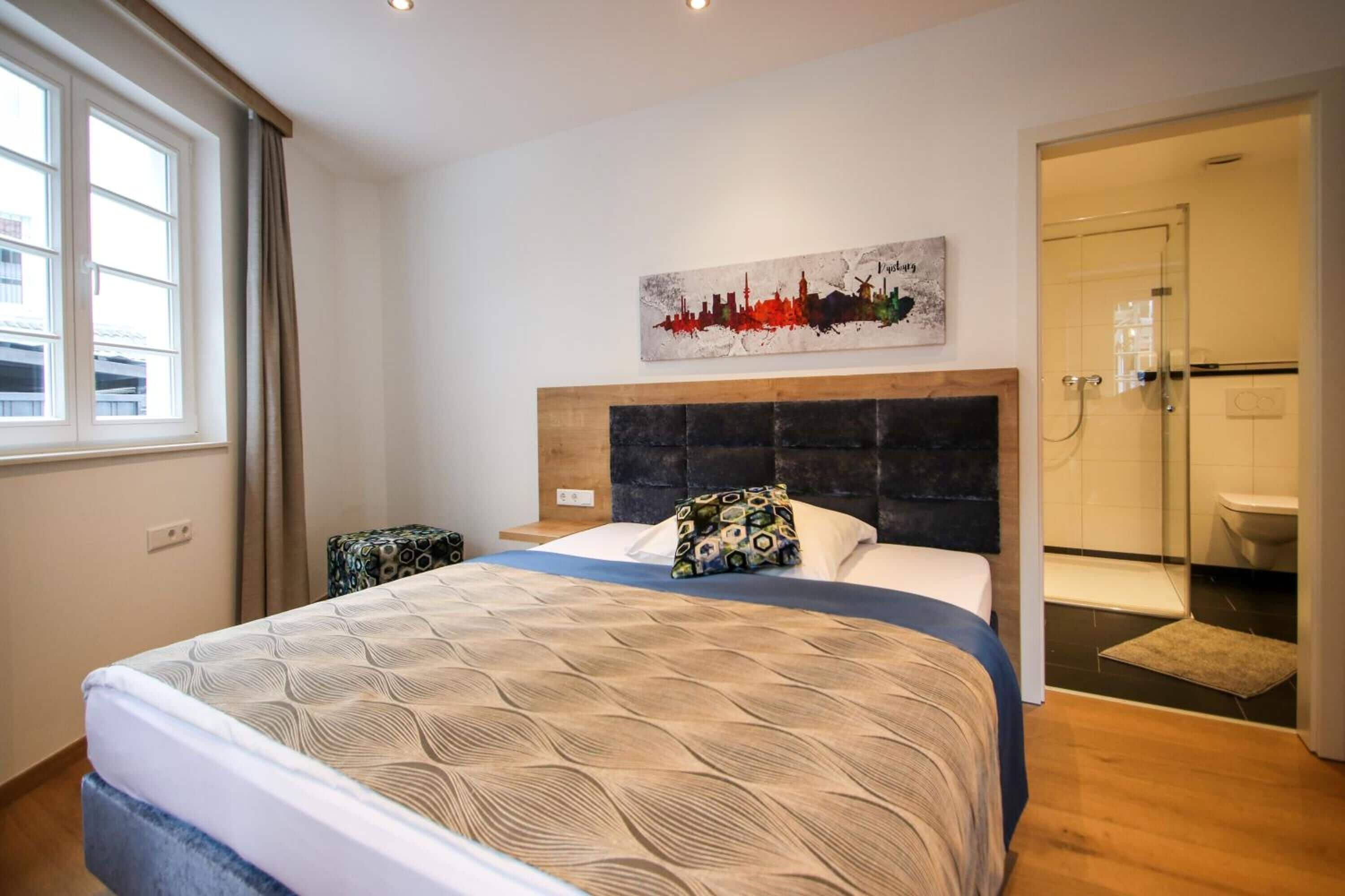 Ropa de cama hipoalergénica, escritorio y tabla de planchar con plancha 