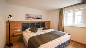 Hypo-allergenic bedding, desk, iron/ironing board, free WiFi