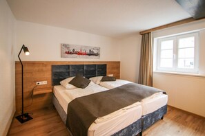 Hypo-allergenic bedding, desk, iron/ironing board, free WiFi - Zur alten Krone (Hattingen)