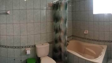 Apartment, 3 Bedrooms, Non Smoking, Private Bathroom | Bilik Mandi | Gabungan pancuran/tab mandi, tab mandi rendaman dalam