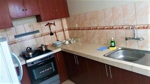 Frigorífico grande, microondas, horno y placa de cocina