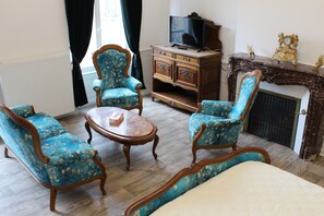 Doppelzimmer (Joséphine) | Wohnbereich | Flachbildfernseher