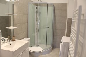 Doppelzimmer (Napoléon) | Badezimmer | Dusche, kostenlose Toilettenartikel, Haartrockner, Handtücher