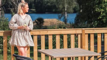 Breakfast and dinner served, pizza