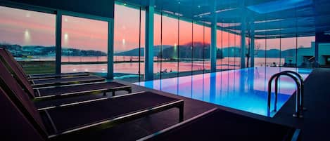 Una piscina techada, una piscina al aire libre, camas de piscina gratis