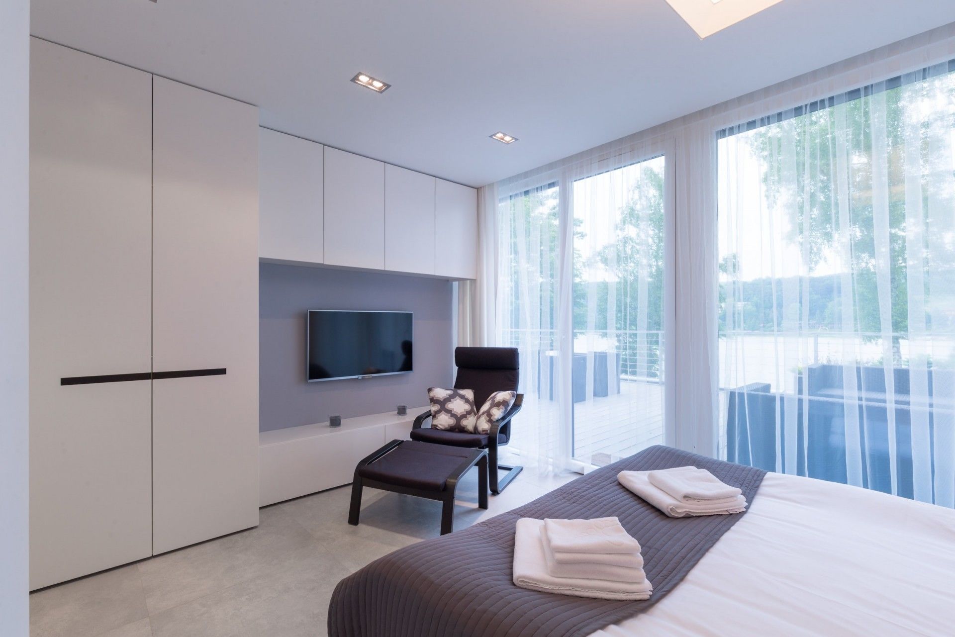 executive apartment, lake view (terrace 30m²) | hypo-allergenic bedding, minibar, in-room safe, desk