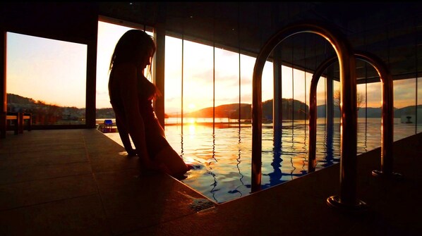 Una piscina techada, una piscina al aire libre, camas de piscina gratis