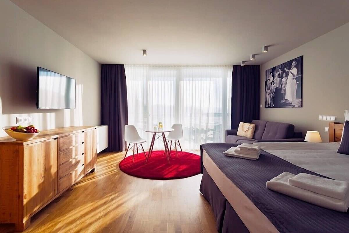 Hypo-allergenic bedding, minibar, in-room safe, desk