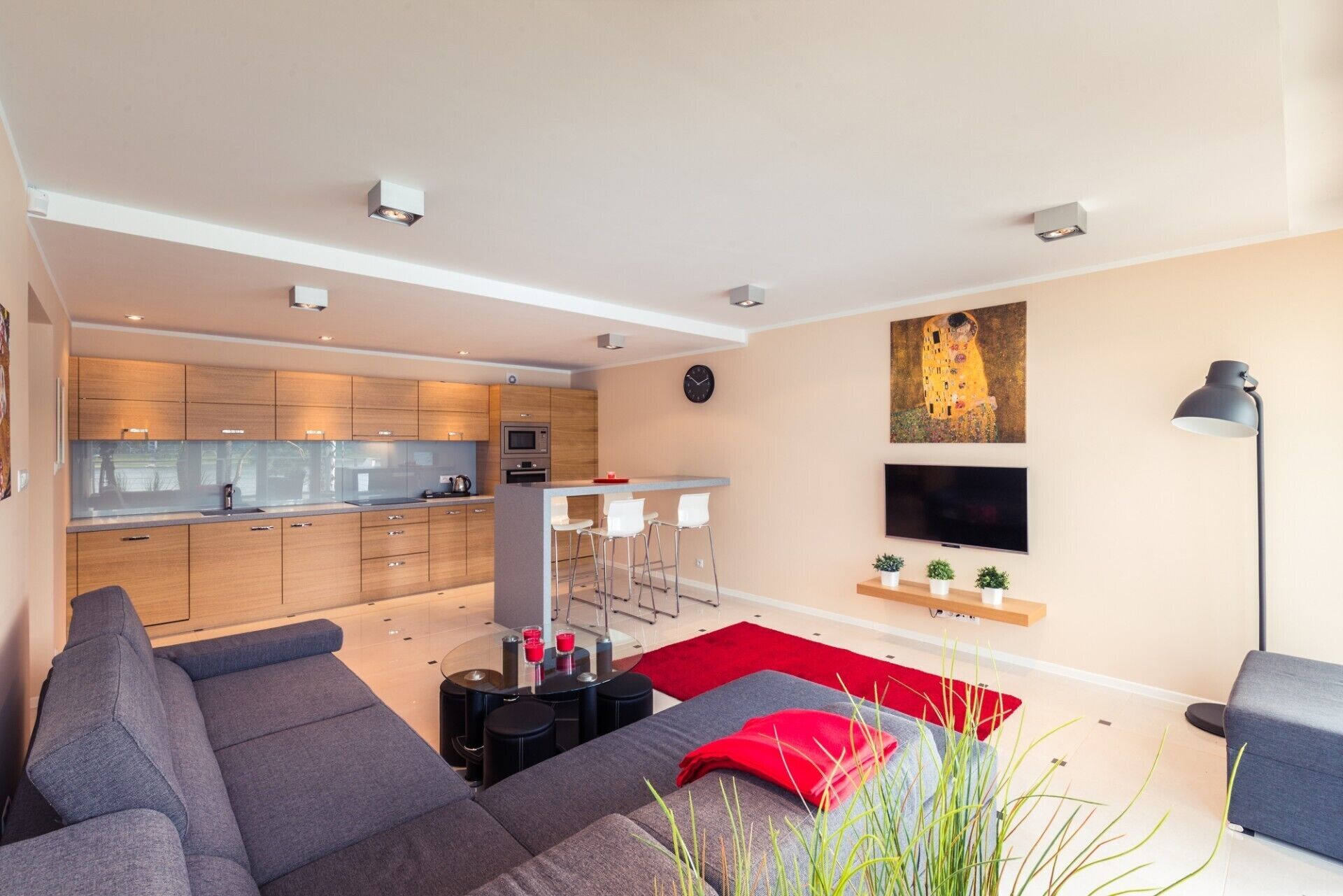 Un apartamento moderno con sala de estar, cocina y comedor.