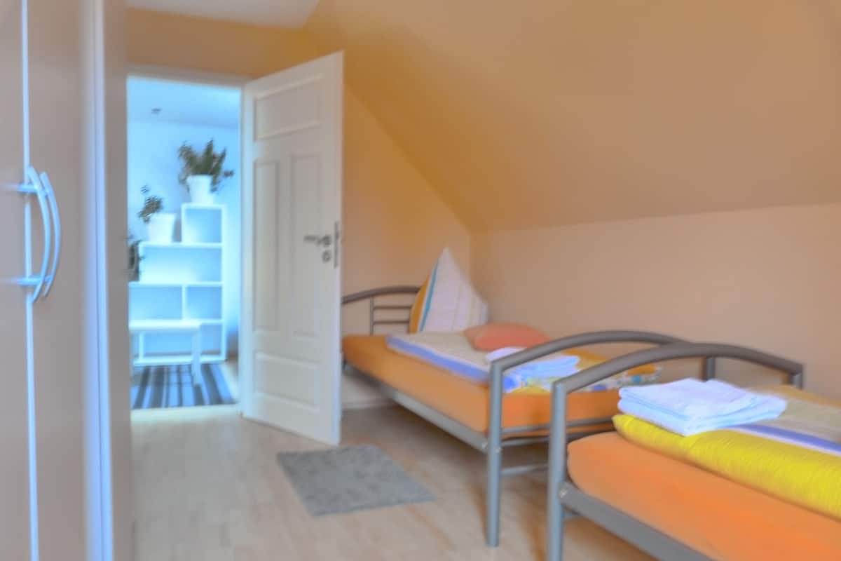 Un apartamento pequeño de una sola habitación con cama, escritorio y silla.