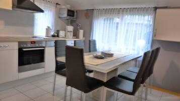 Lemari es, microwave, oven, dan kompor