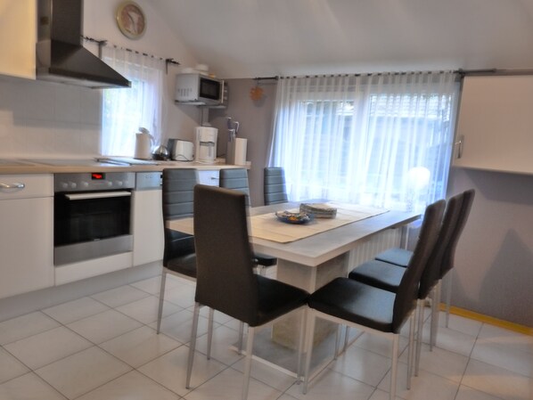 Lemari es, microwave, oven, dan kompor