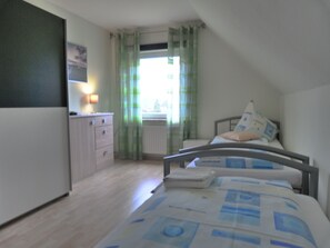 Meja kerja, setrika/meja setrika, tempat tidur bayi, dan Wi-Fi gratis