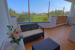 อพาร์ทเมนท์, 2 ห้องนอน, ระเบียง, วิวสนามกอล์ฟ | ลานระเบียง/นอกชาน