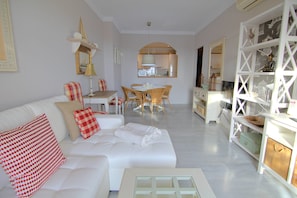 Estudio, 1 habitación, vistas a la piscina | Sala de estar