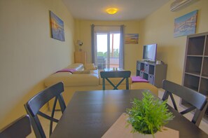 อพาร์ทเมนท์, 2 ห้องนอน, ระเบียง, วิวสนามกอล์ฟ | ห้องนั่งเล่น