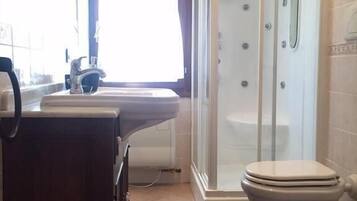 Dutxa, articles de tocador gratuïts, assecador de cabells i bidet