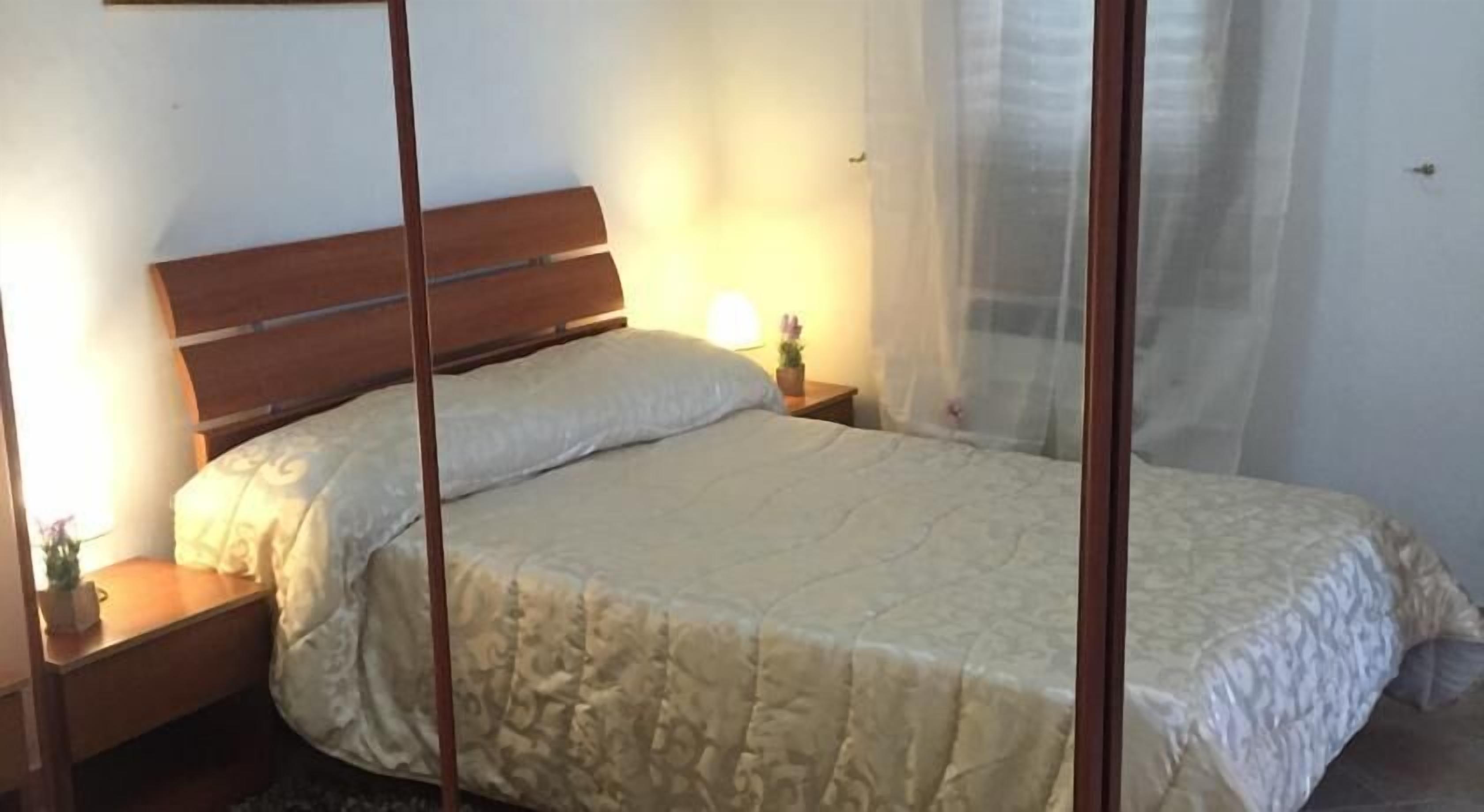 Escriptori, wifi gratuïta i roba de llit 