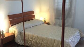 Escriptori, wifi gratuïta i roba de llit