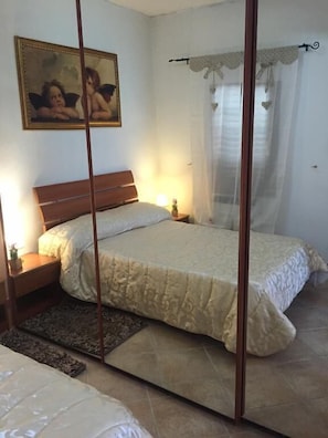 Deluxe Double Room | Desk, free WiFi, bed sheets