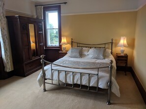 House, 6 Bedrooms, Private Bathroom | Bed sheets - High View House (Barmouth)