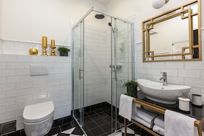 Douche, articles de toilette gratuits, sèche-cheveux, chaussons