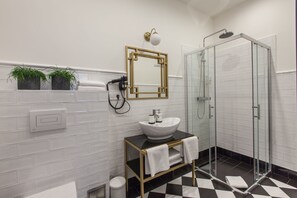 Deluxe-værelse til 4 personer (Family) | Badeværelse | Bruser, gratis toiletartikler, hårtørrer, hjemmesko