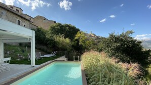 Piscine extérieure en saison