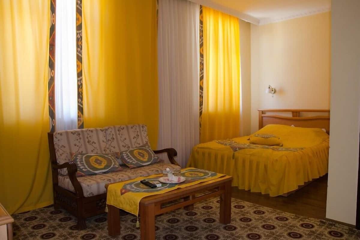 Junior Suite | Peti besi dalam bilik, meja, kalis bunyi, seterika/papan seterika