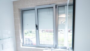 Dobbeltrom, balkong | Bad | Dusj, toalettartikler (inkludert), hårføner og tøfler